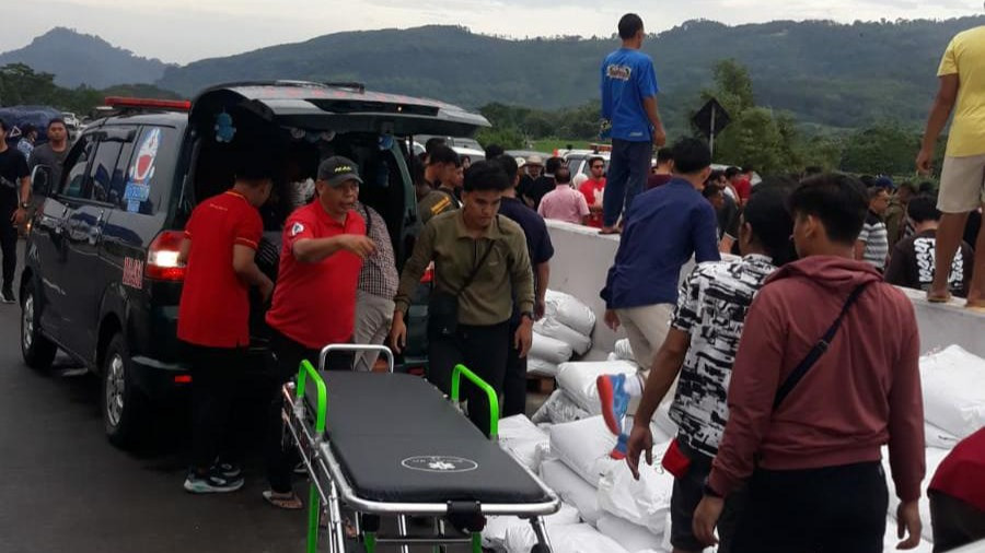 Bus Rombongan Pelajar Bertabrakan Dengan Truk di Tol Lawang , 4 Tewas