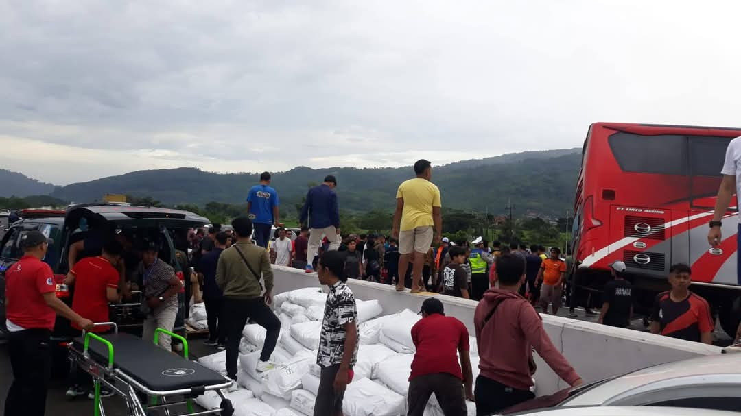 Bus Rombongan Pelajar Bertabrakan Dengan Truk di Tol Lawang , 4 Tewas