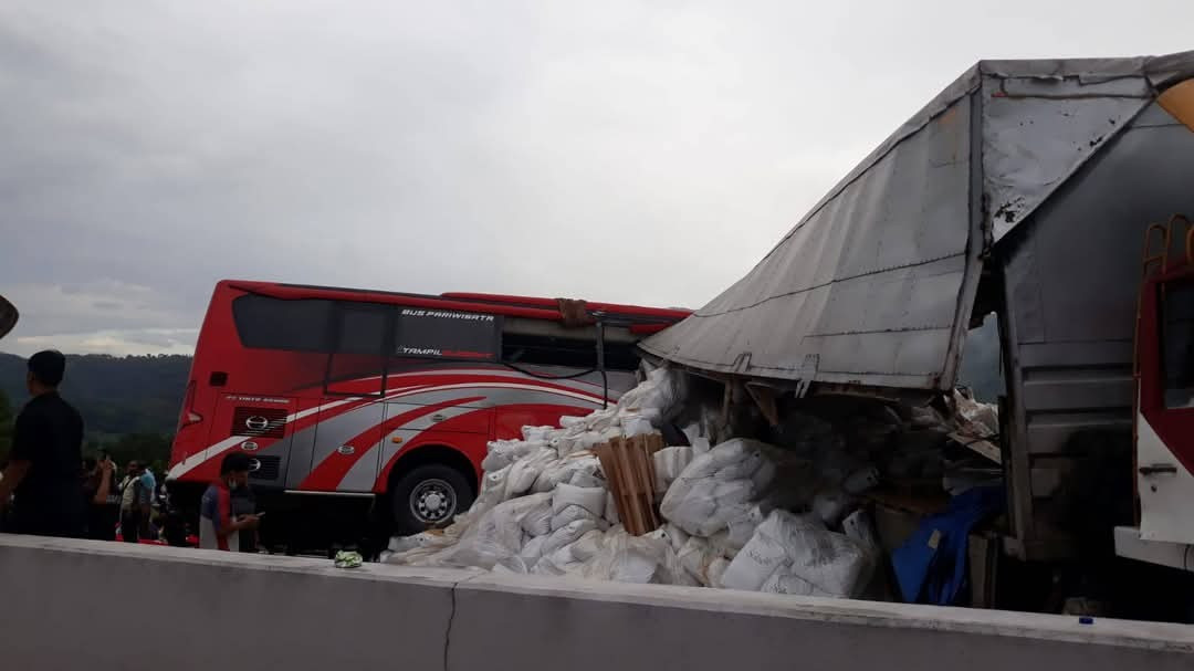 Bus Rombongan Pelajar Bertabrakan Dengan Truk di Tol Lawang , 4 Tewas