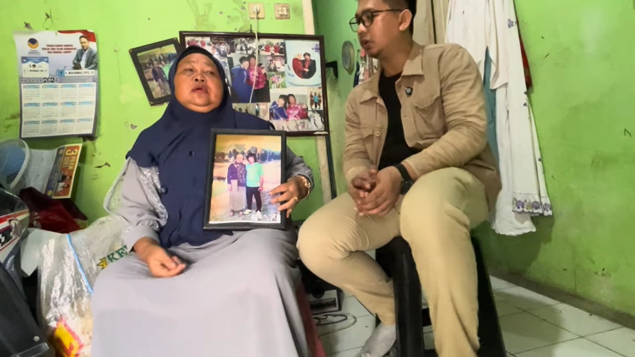 Sariah (kiri) yang mengaku sebagai istri pertama Pak Tarno.