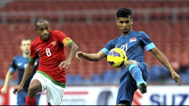 Legenda Timnas Indonesia, Elie Aiboy saat merebut bola