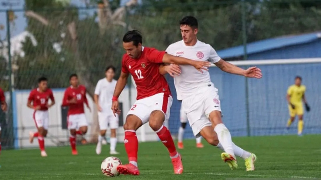 Penyerang Persik Kediri, Ezra Walian (Kiri)