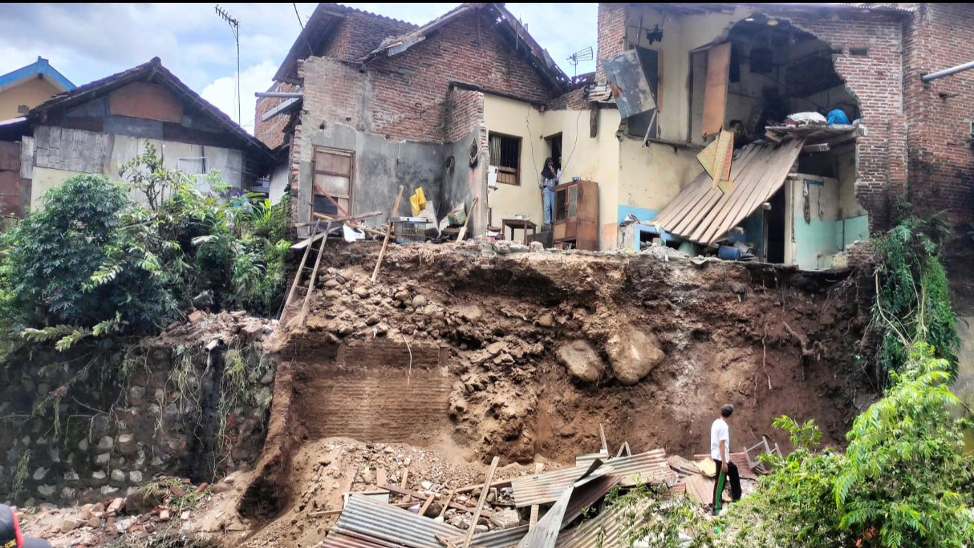 Tembok Pondasi Rumah Warga Jodipan Malang Longsor