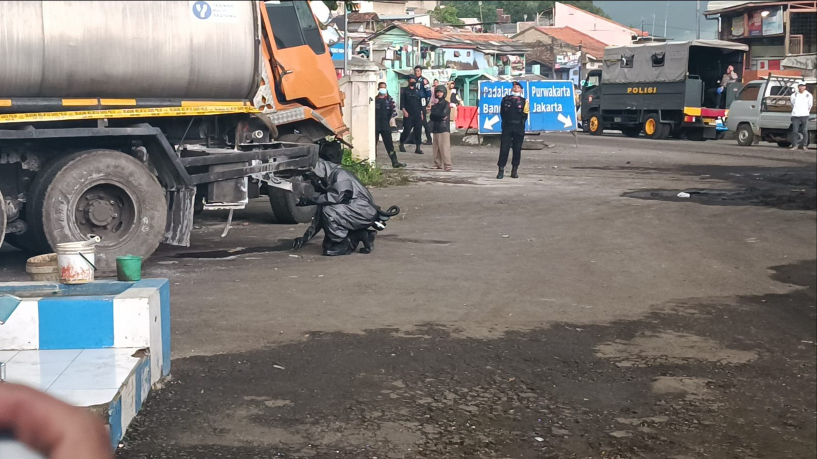 Buntut Cairan Kimia Berceceran di Padalarang Tim Gegana Polda Jabar Turun Tangan Lakukam dekontaminasi