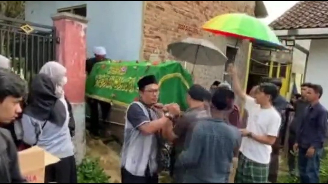 Suasana Tangis Mengiringi Pemakaman Ajeng, Mahasiswi UPI yang Ditemukan Meninggal di Gymnasium Kampus