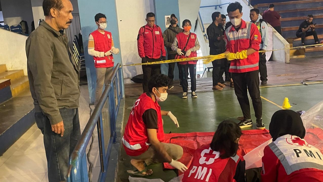 Proses evakuasi jenazah mahasiswi UPI Bandung di Gedung Gymnasium Kampus