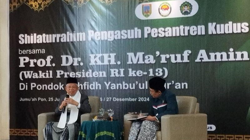 Wakil Presiden ke-13 Republik Indonesia Ma ruf Amin (kiri) bicara politik di Kudus