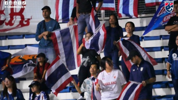 Suporter Thailand kritik rumput sintetis stadion di laga kontra Filipina pada leg pertama semifinal Piala AFF 2024