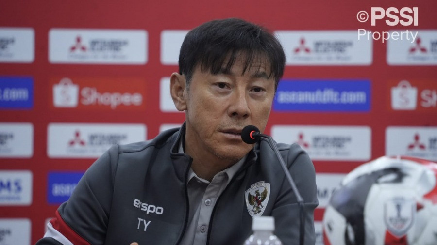 Pelatih Timnas Indonesia, Shin Tae-yong, dalam Sesi Konferensi Pers Jelang Laga Piala AFF 2024 Kontra Myanmar