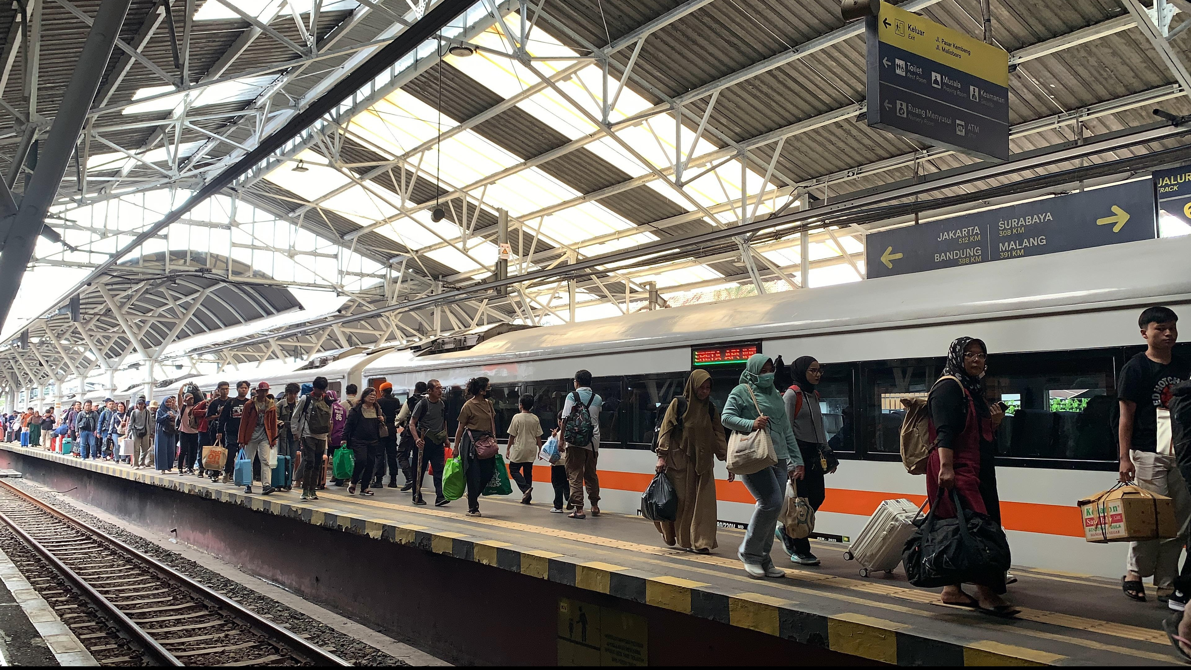 Suasana penumpang KA di stasiun Yogyakarta di masa angkutan Nataru.