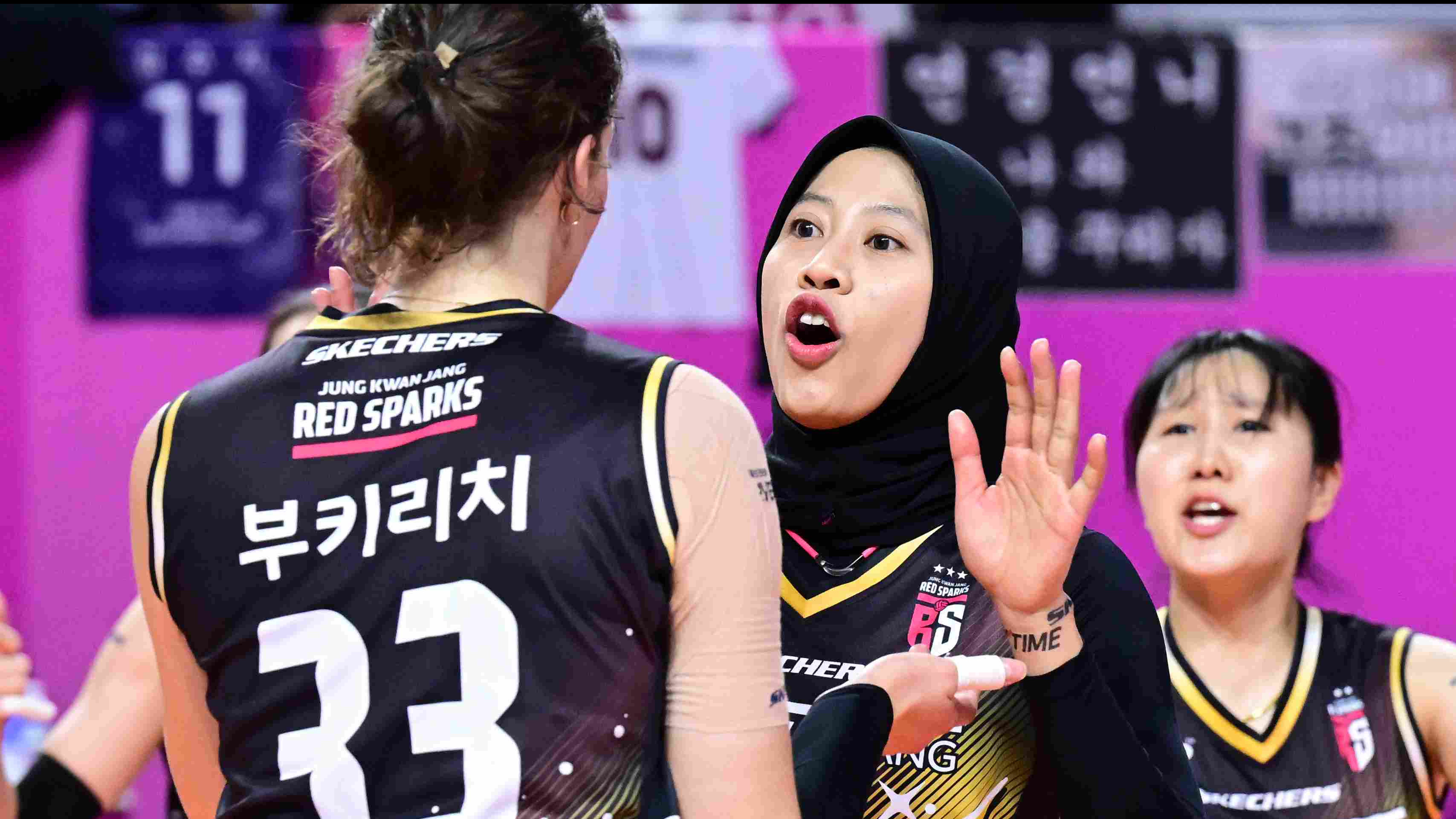 Megawati Hangestri bersama pemain Red Sparks