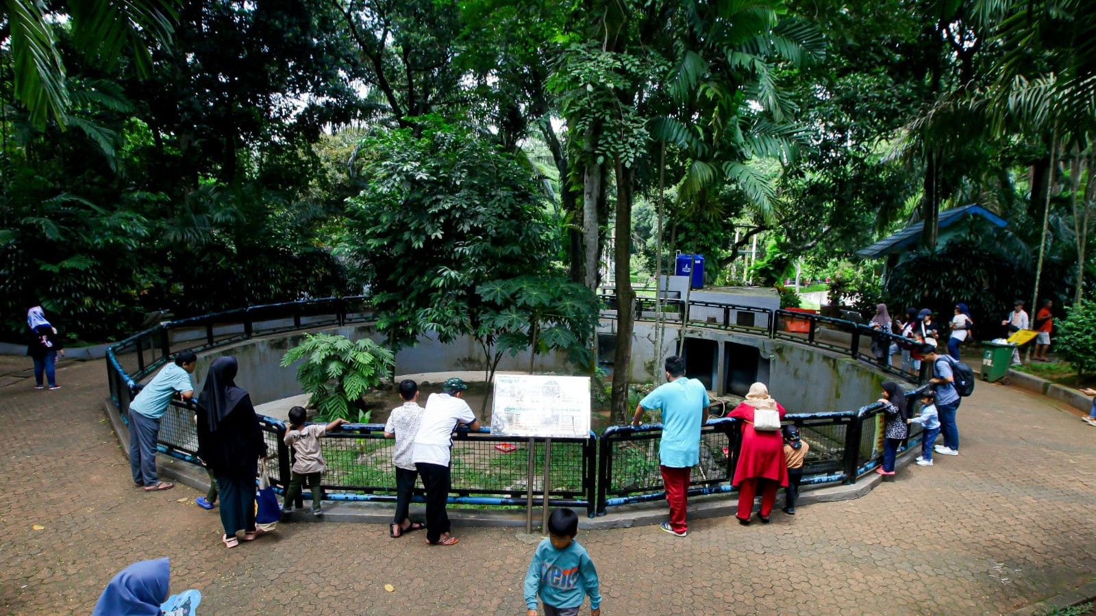 Ribuan pengunjung yang berasal dari dalam kota ataupun luar kota memadati kawasan Kebun Raya Ragunan untuk menikmati libur akhir tahun 2024, Kebagusan, Jakarta Selatan, Sabtu (28/12/2024)