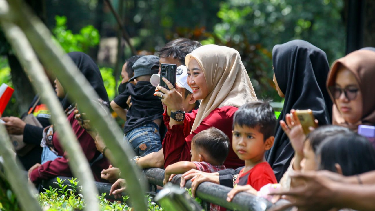 Ribuan pengunjung yang berasal dari dalam kota ataupun luar kota memadati kawasan Kebun Raya Ragunan untuk menikmati libur akhir tahun 2024, Kebagusan, Jakarta Selatan, Sabtu (28/12/2024)