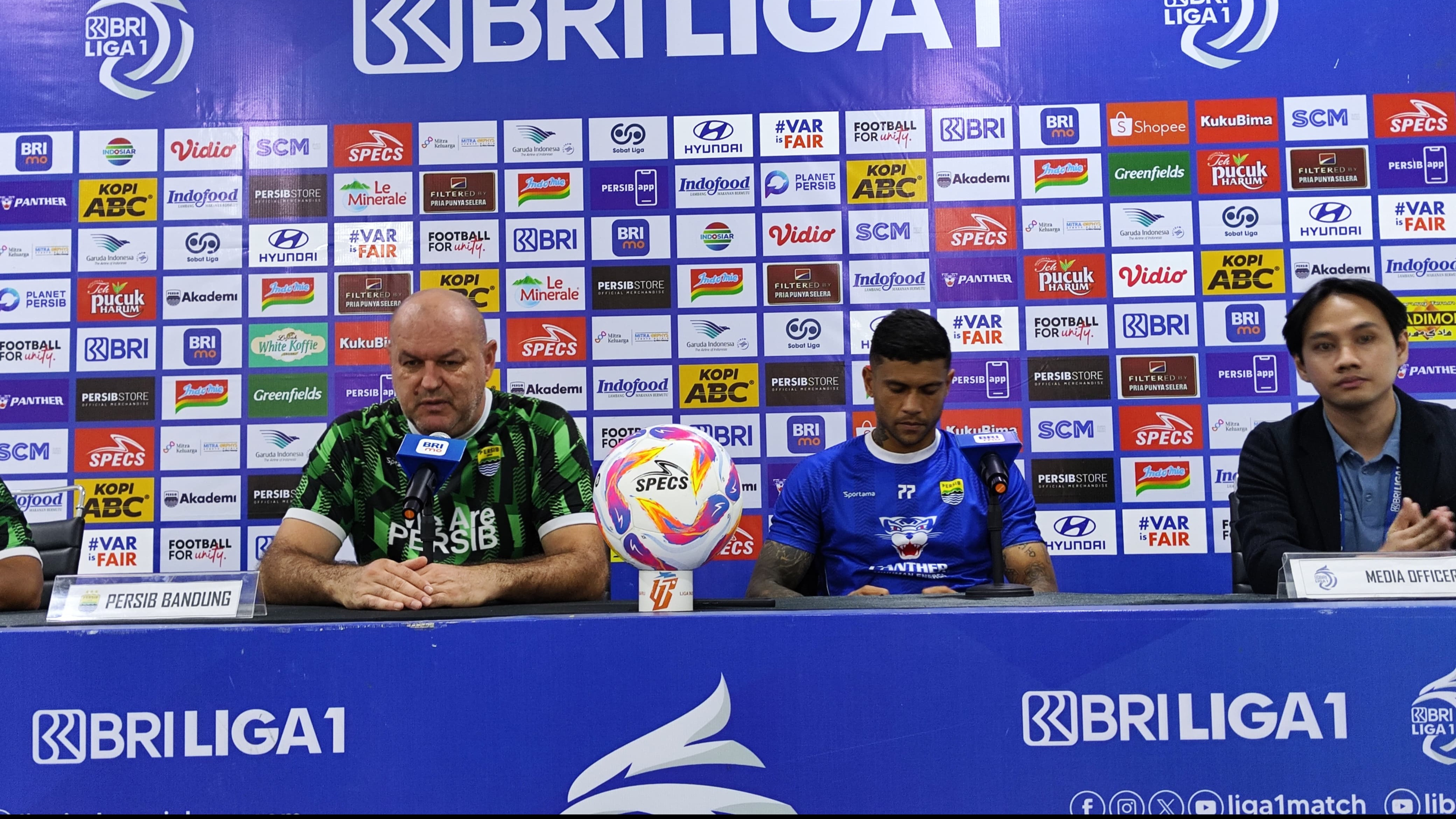 Pelatih Persib, Bojan Hodak saat Konferensi Pers Jelang Hadapi Persis di Liga 1