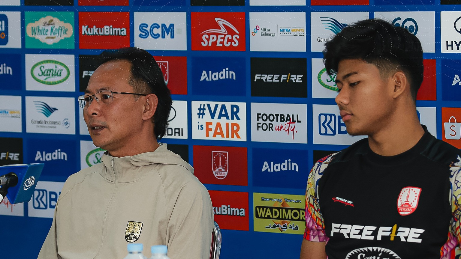 Pelatih Persis Solo, Ong Kim Swee (kiri)