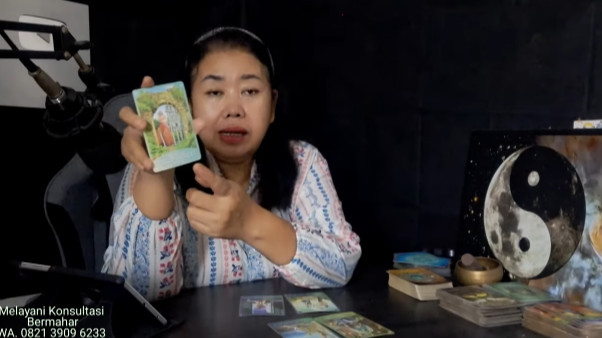 Jeng Nimas membacakan kartu tarot Fuji dan Aisar Khaled