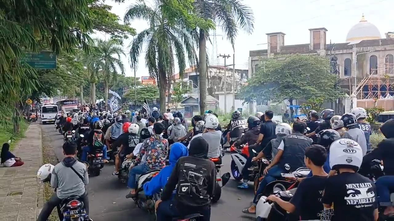 Konvoi diramaikan oleh ratusan sepeda motor dan mobil bak terbuka yang diisi oleh pendukung Persikotas, yang dikenal dengan sebutan Tasik City Society