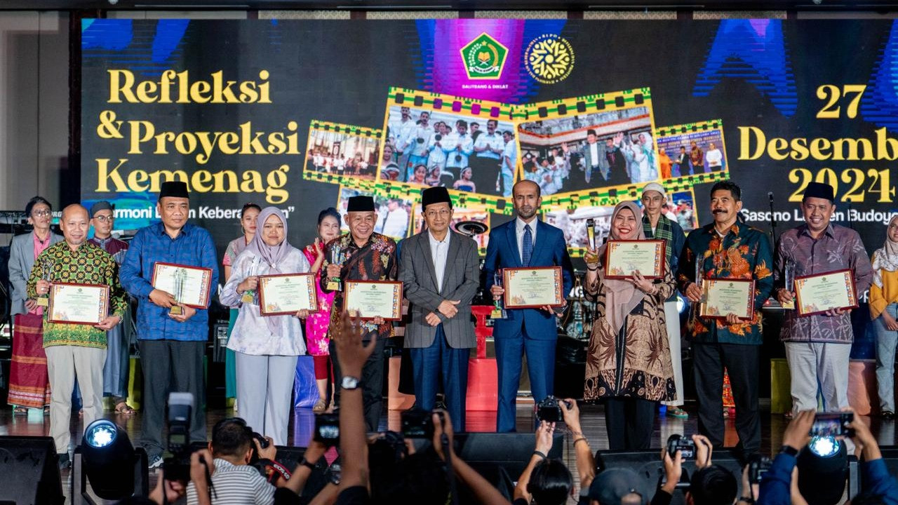 Menteri Agama (Menag) Nasaruddin Umar berpose bersama peraih penghargaan moderasi beragama di acara Moderasi Beragama Award 2024 di Taman Mini Indonesia Indah (TMII), Jakarta