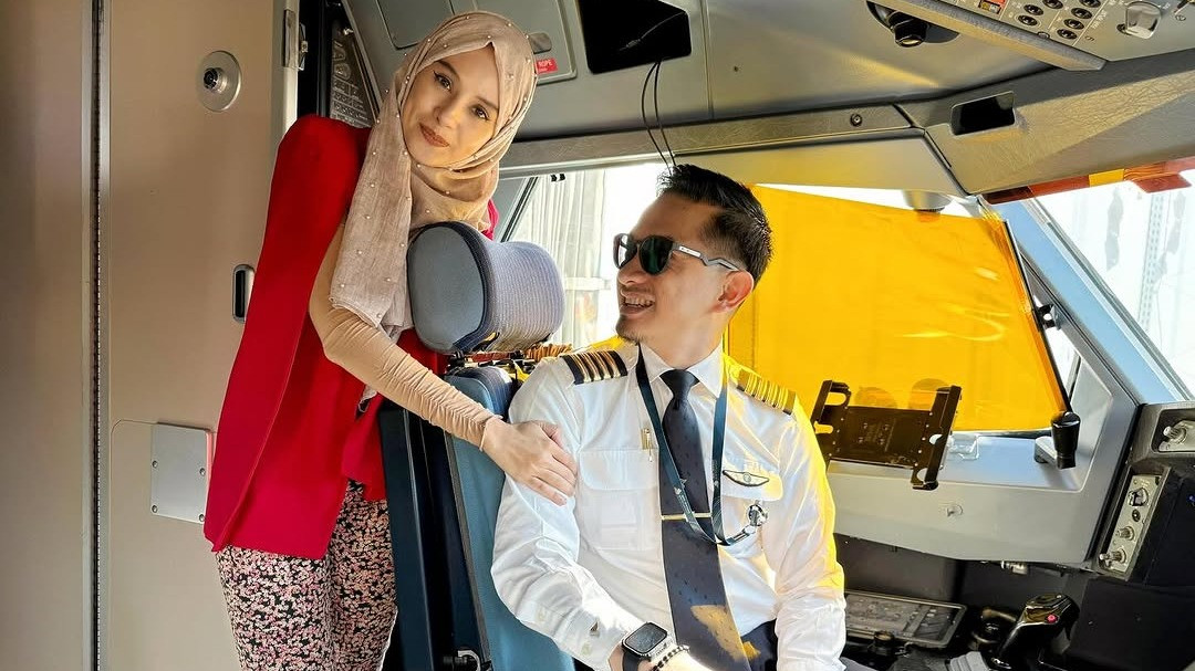 Pilot Capt Rizka Leihitu bersama istrinya Bianca Bawazier