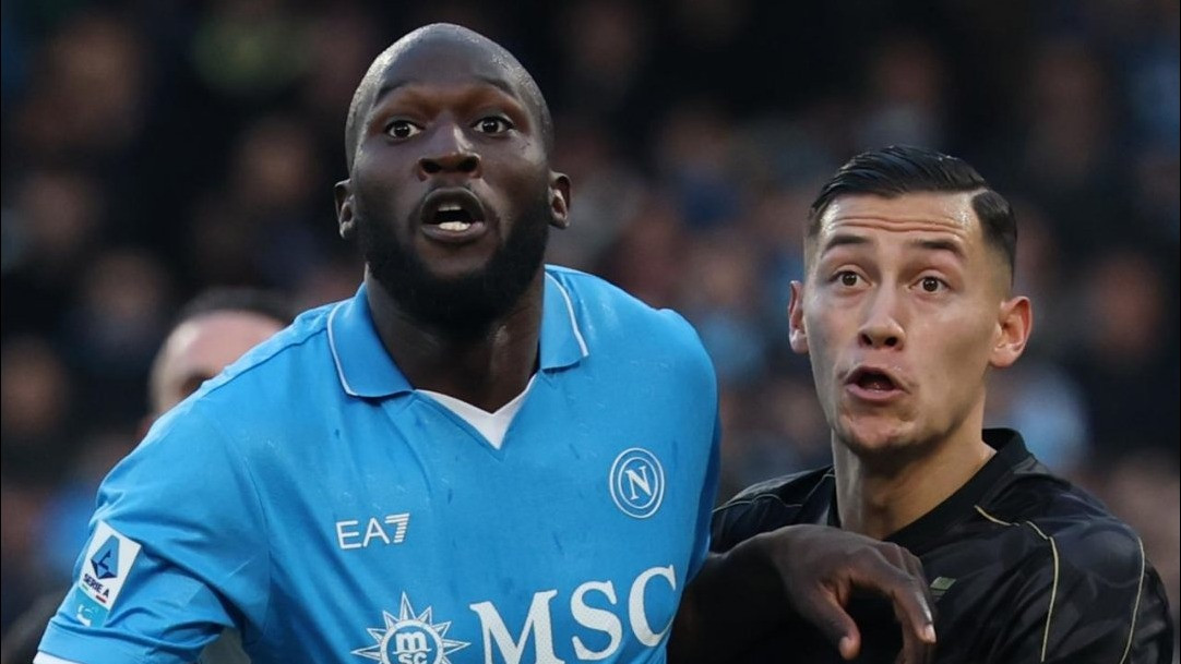 Bek Timnas Indonesia Jay Idzes menghadapi Romelu Lukaku di Serie A