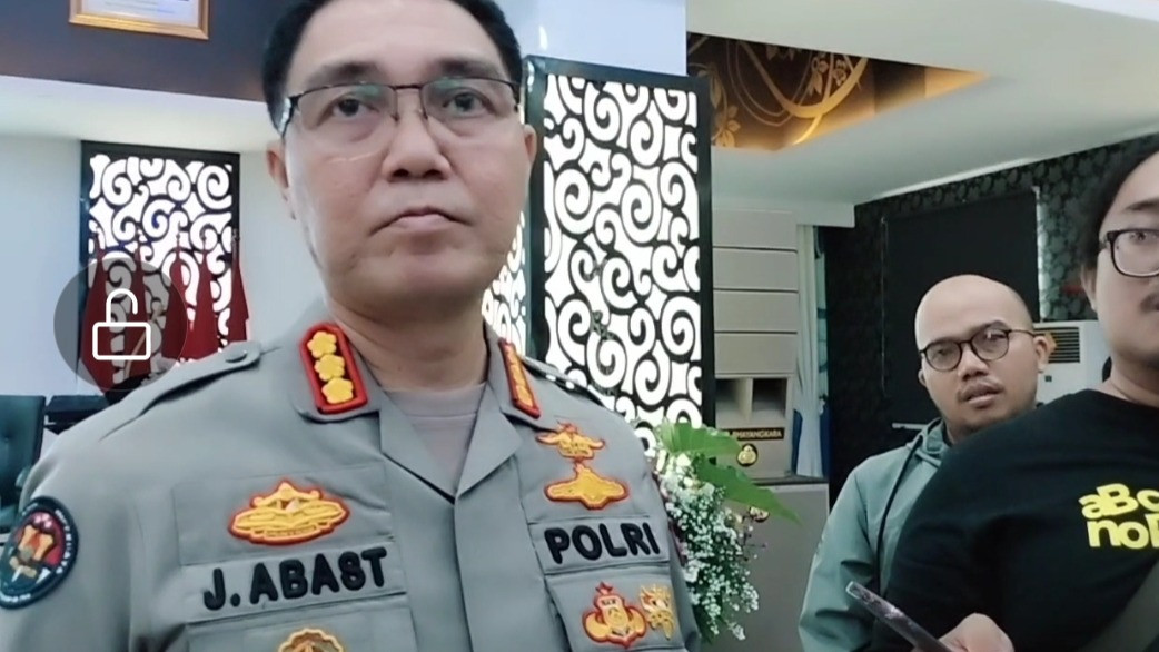 Kabid Humas Polda Jabar Kombes Pol Jules Abraham Abast Saat Sedang Memberikan Update Kasus Anggota Polda Jabar aniaya Wanita Asal Cirebon 