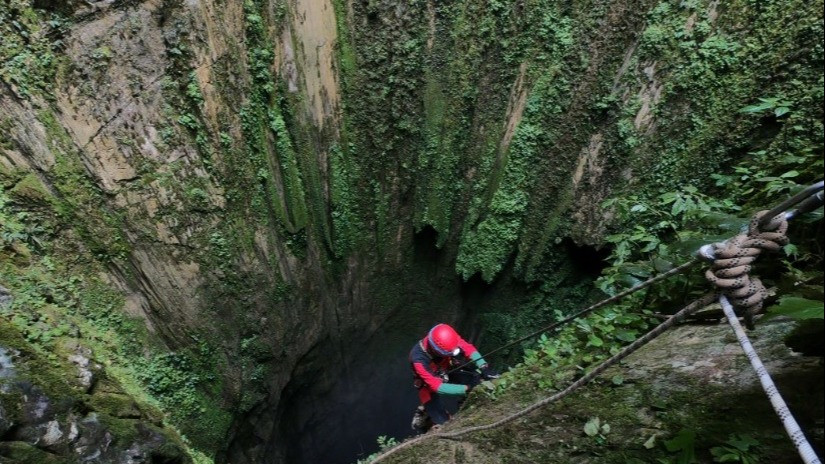 Gua Hatusaka, gua terdalam di Indonesia