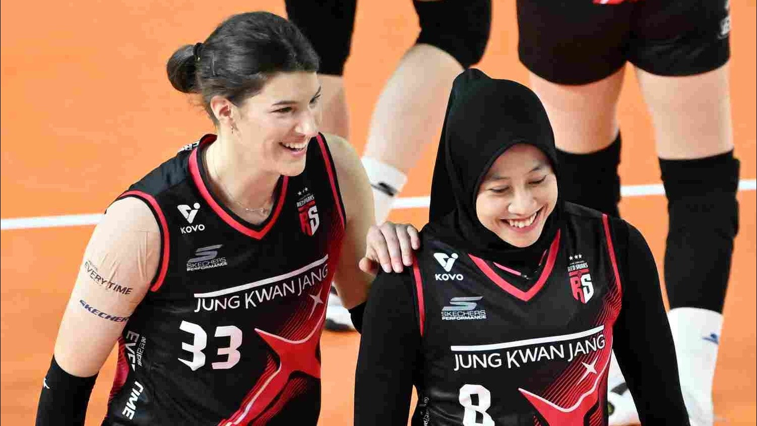 Dua pemain asing Red Sparks, Vanja Bukilich dan Megawati Hangestri.