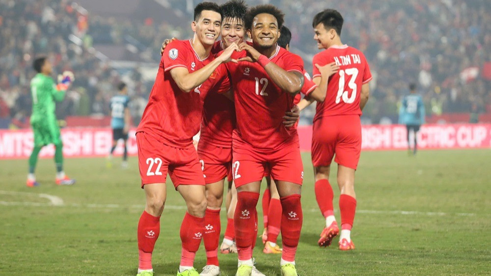 Nguyen Xuan Son (nomor 12) berpotensi cetak dua rekor bersama Vietnam di Piala AFF 2024
