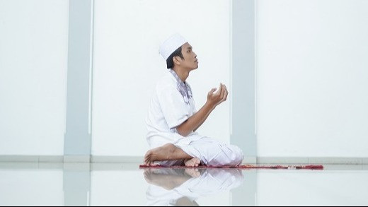 Ilustrasi mengisi amalan hari Jumat di bulan Rajab