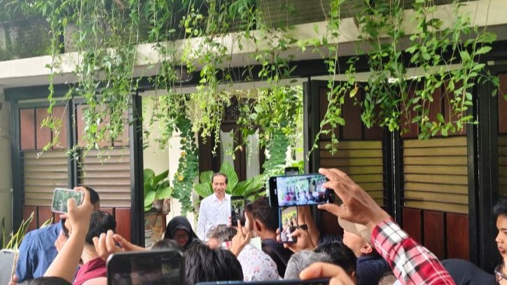 Jokowi menyapa warga yang datang ke kediamannya di Solo, Jawa Tengah, Kamis (2/1/2025).