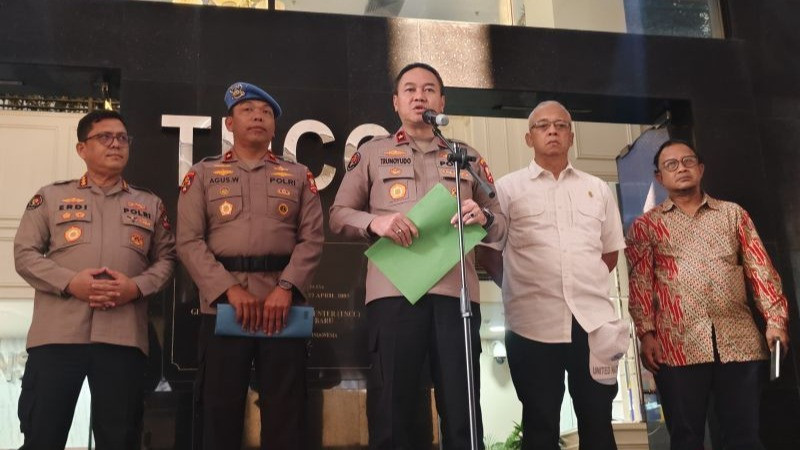 Kepala Biro Penerangan Masyarakat (Karopenmas) Divhumas Polri Brigjen Pol Trunoyudo Wisnu Andiko (tengah) berbicara dengan awak media di Gedung TNCC Mabes Polri, Jakarta, Kamis (2/1/2025).