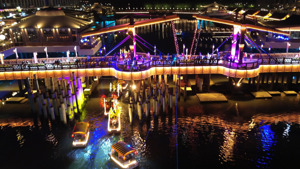 Suasana malam di Batavia PIK, di kawasan Pantai Indah Kapuk, Jakarta Utara.