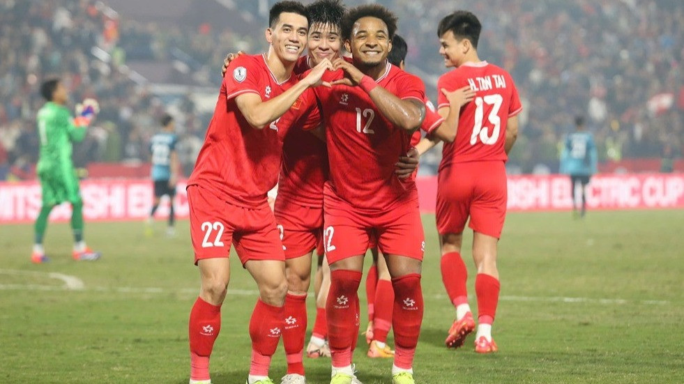 Para pemain Timnas Vietnam saat merayakan gol ke gawang Thailand.