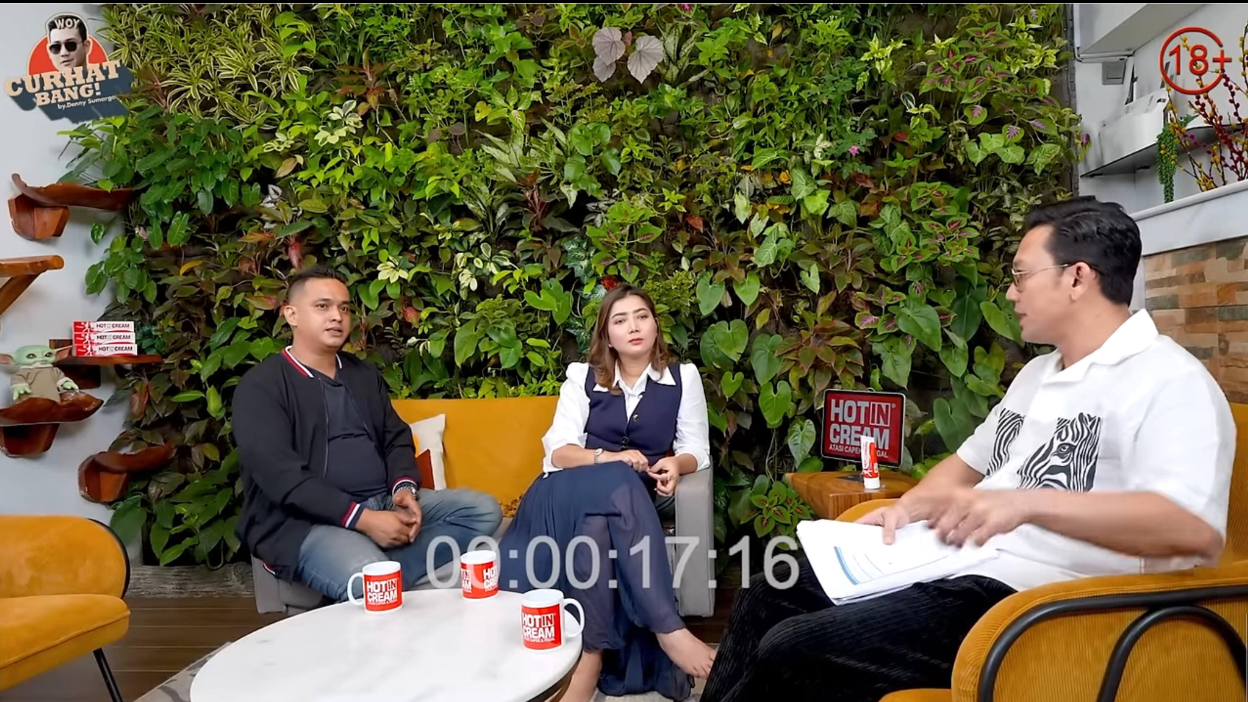 Pratiwi Noviyanthi bersama Denny Sumargo dan kuasa hukum Teh Novi