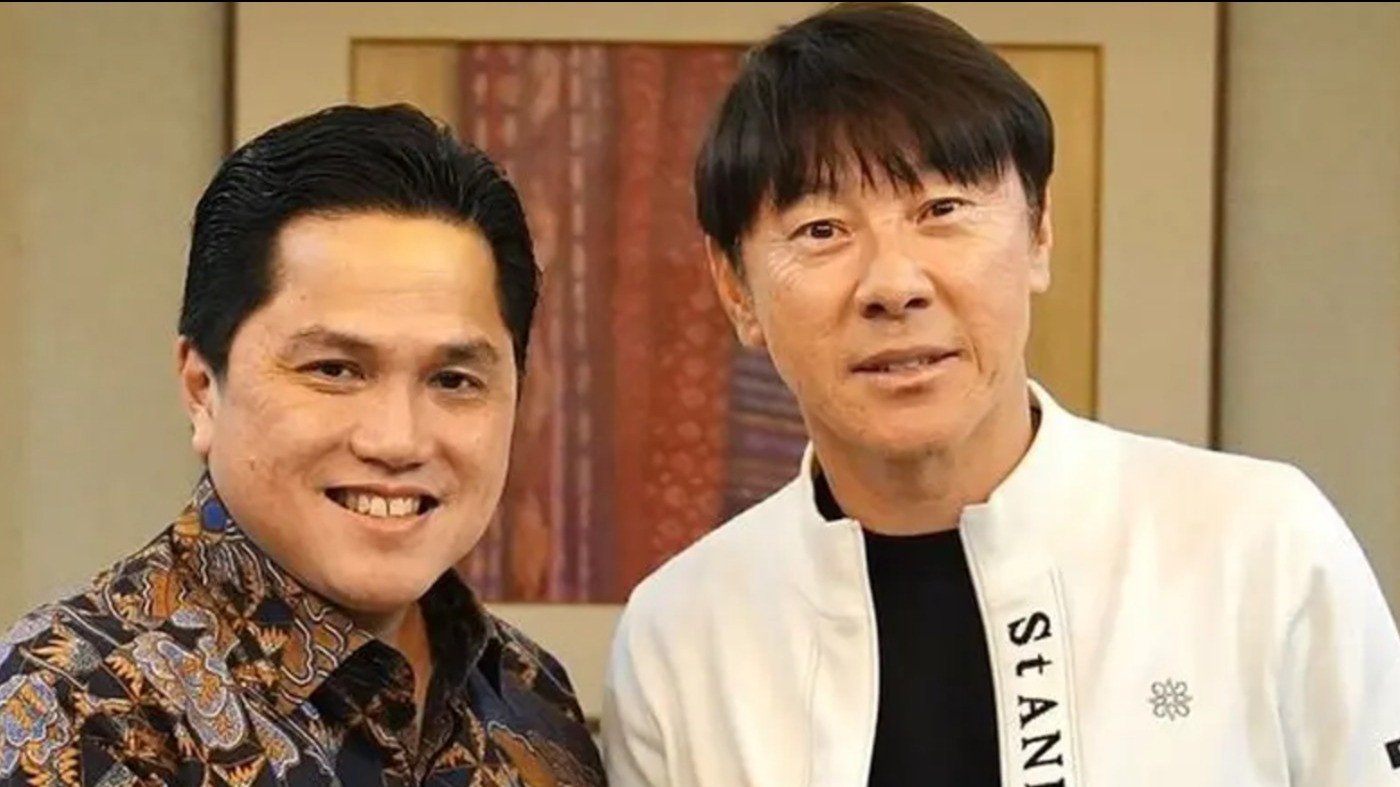 Ketua Umum PSSI, Erick Thohir berpose bersama Pelatih Timnas Indonesia, Shin Tae-yong (STY)