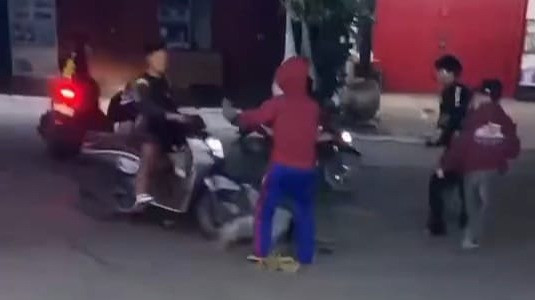 Viral di Media Sosial, Seorang Remaja di Bekasi Dikeroyok Sekelompok Orang Bersajam Hingga Dilindas Motor