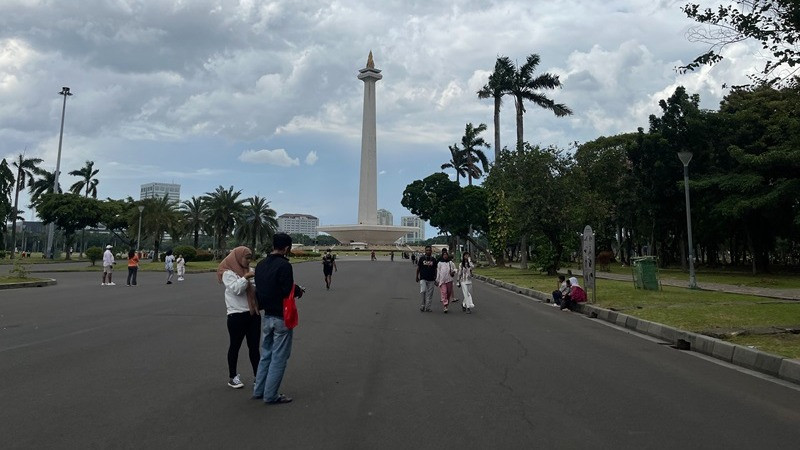 Masyarakat habiskan masa liburan pergantian Tahun Baru 2025 di Monas