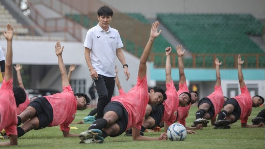 Shin Tae-yong melatih pemain dalam seleksi Timnas Indonesia U-19 tahun 2020