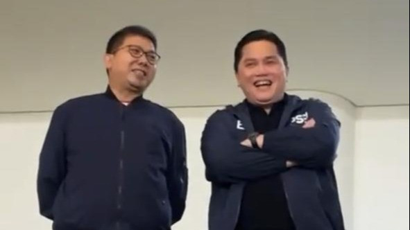 Ketua Umum PSSI Erick Thohir bersama Bung Towel di Stadion Manahan Solo beberapa waktu lalu