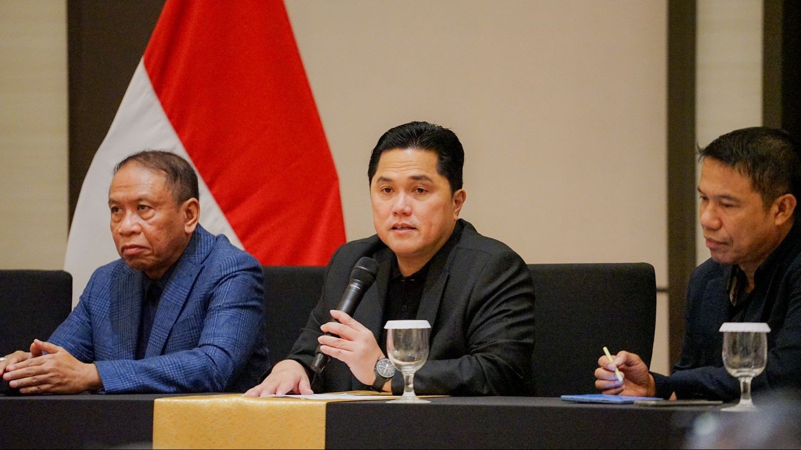 Ketua Umum PSSI, Erick Thohir (tengah)