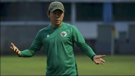 Pelatih Timnas Indonesia, Shin Tae-yong (STY) saat memimpin latihan