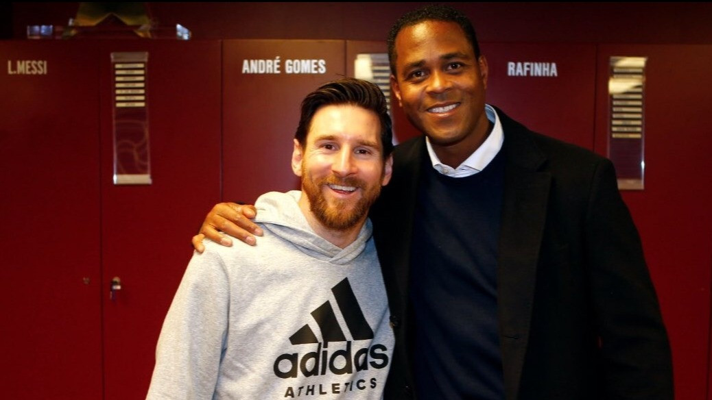 Calon kuat pelatih Timnas Indonesia pengganti STY, Patrick Kluivert berpose bersama Lionel Messi