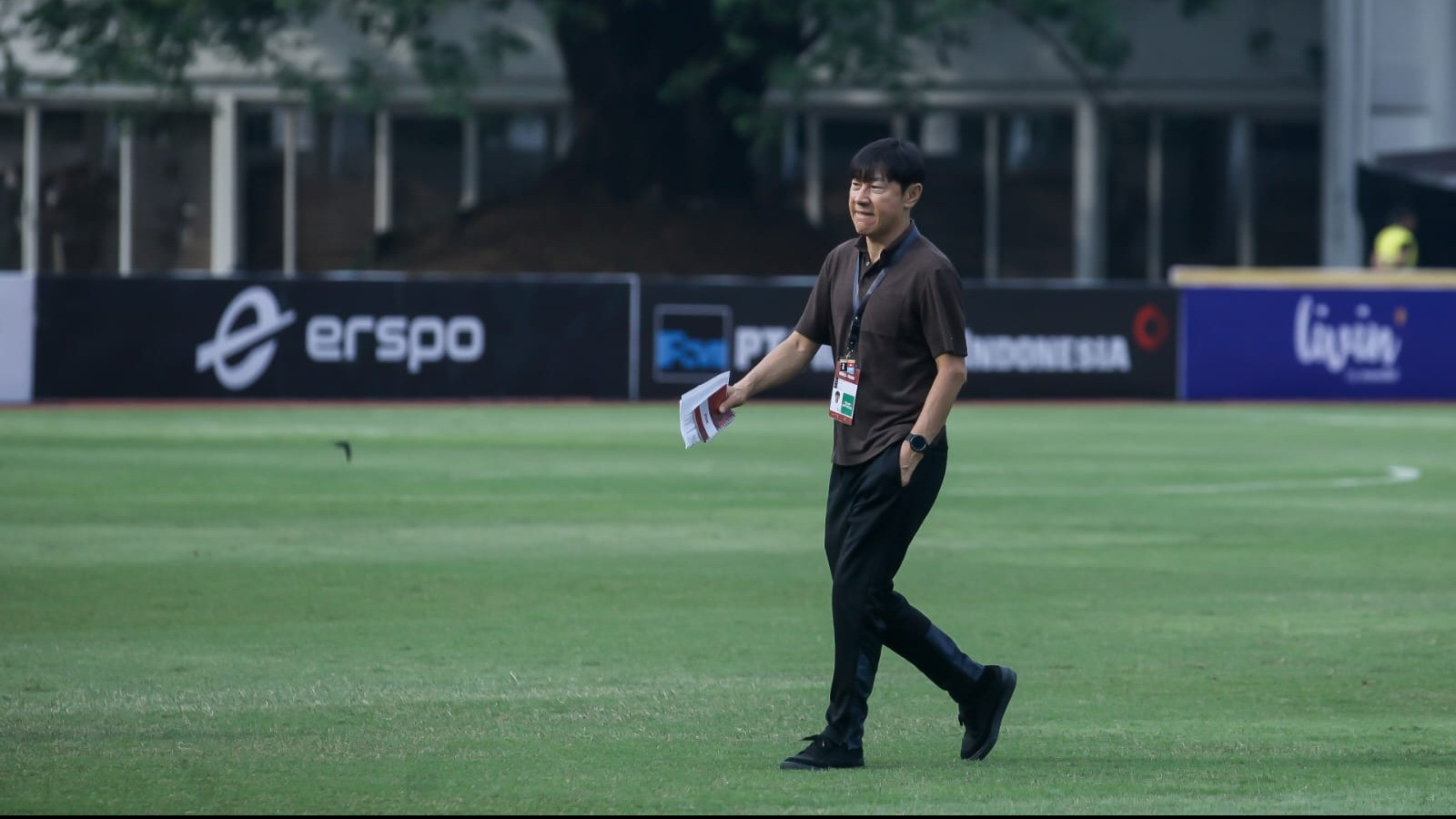 Pelatih Timnas Indonesia, Shin Tae-yong saat Memimpin Latihan