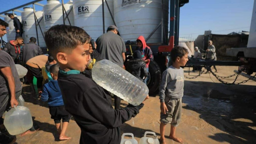 Seorang anak warga Gaza, Palestina, tampak sedng meneguk air bersih bantuan dari Dompet Dhuafa.