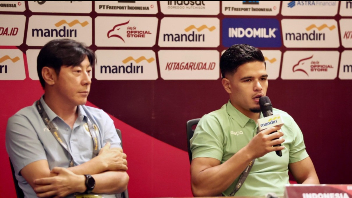 Pemain Timnas Indonesia, Ragnar Oratmangoen dan Shin Tae-yong dalam sesi konferensi pers