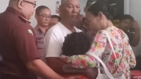 Tangisan Ibu Agus Difabel Lihat Anaknya Jadi Tahanan Rutan, Kini Resmi Diserahkan ke Kejaksaan Tinggi NTB