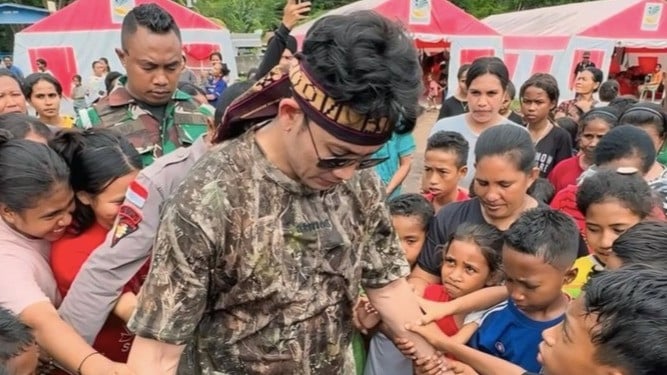 Denny Sumargo bersama korban gunung Lewotobi di Nusa Tenggara Timur