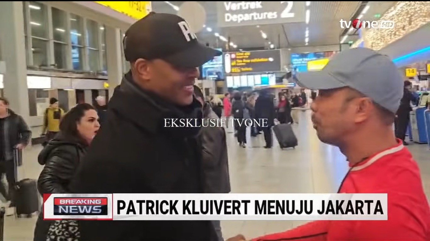 Patrick Kluivert di Bandara Schipol, Belanda, sebelum berangkat ke Indonesia