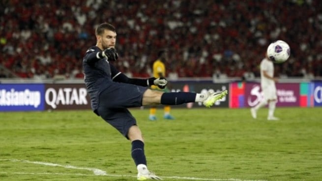 Kiper Timnas Indonesia, Maarten Paes saat berlaga di Stadion Utama Gelora Bung Karno (SUGBK), Jakarta.