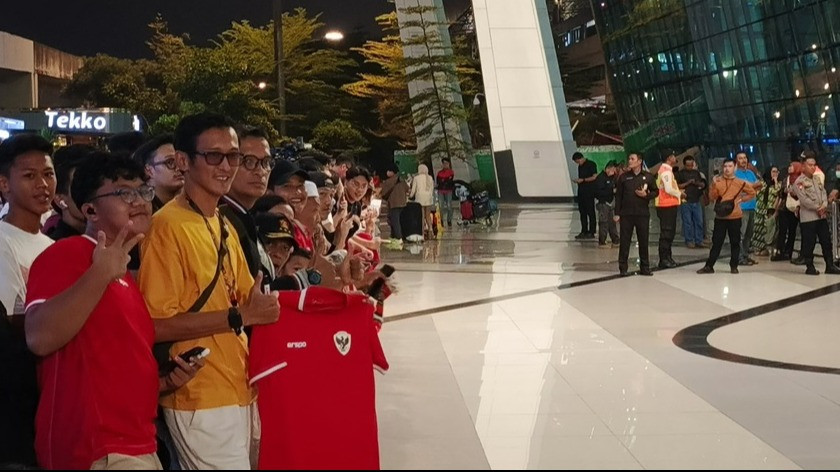 Suporter Timnas Indonesia nantikan kehadiran Patrick Kluivert di Bandara Soetta